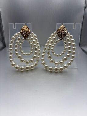 Anazing brass and pearl colored earrings